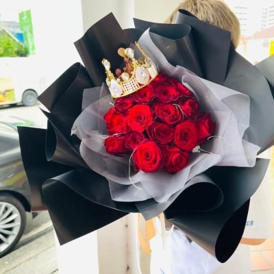 20 Roses – symbolizes belief and sincerity with Crown and Fairy Lights